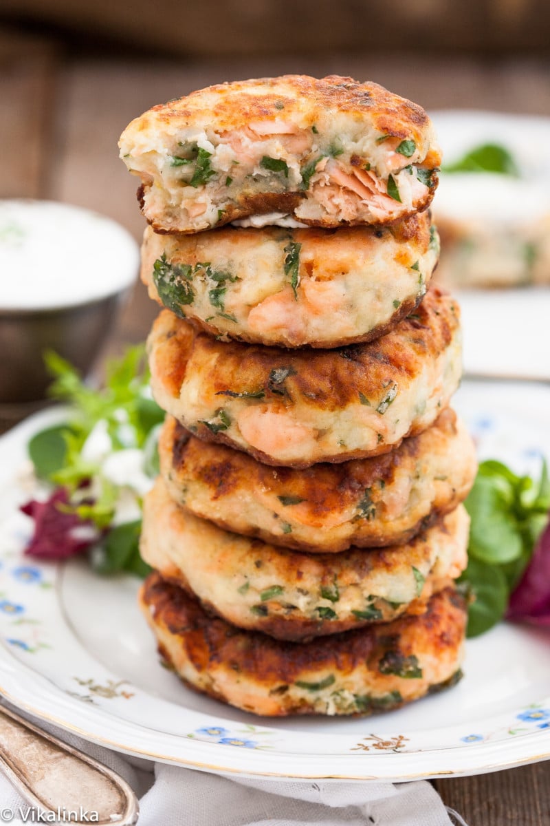 Salmon Cakes with Chive and Garlic Sauce - Vikalinka