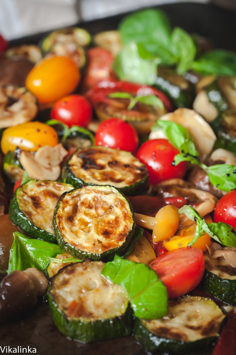 zucchini salad with cherry tomatoes, red peppers and basil