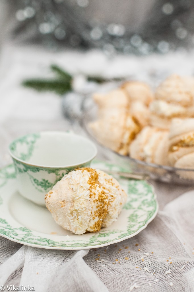 Coconut Meringue Kisses with Mascarpone Cream