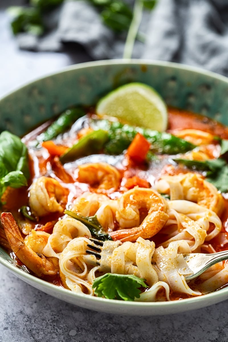 Easy Thai Red Curry with Prawns and Snow Peas - Vikalinka