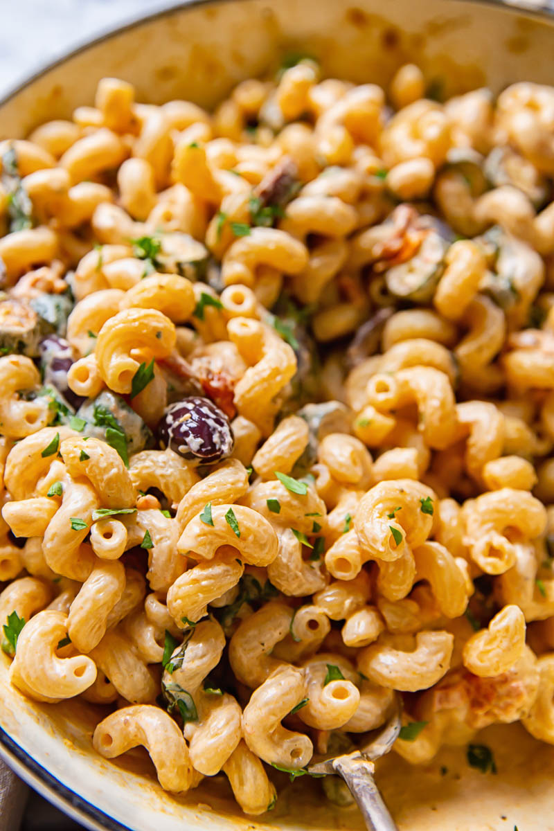 Pan with the Mediterranean pasta with zucchini