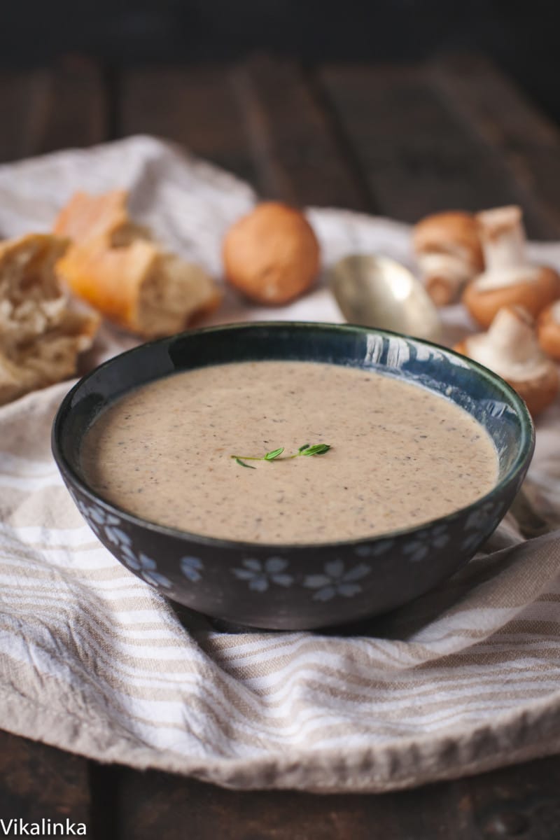 Mushroom soup in bowl 