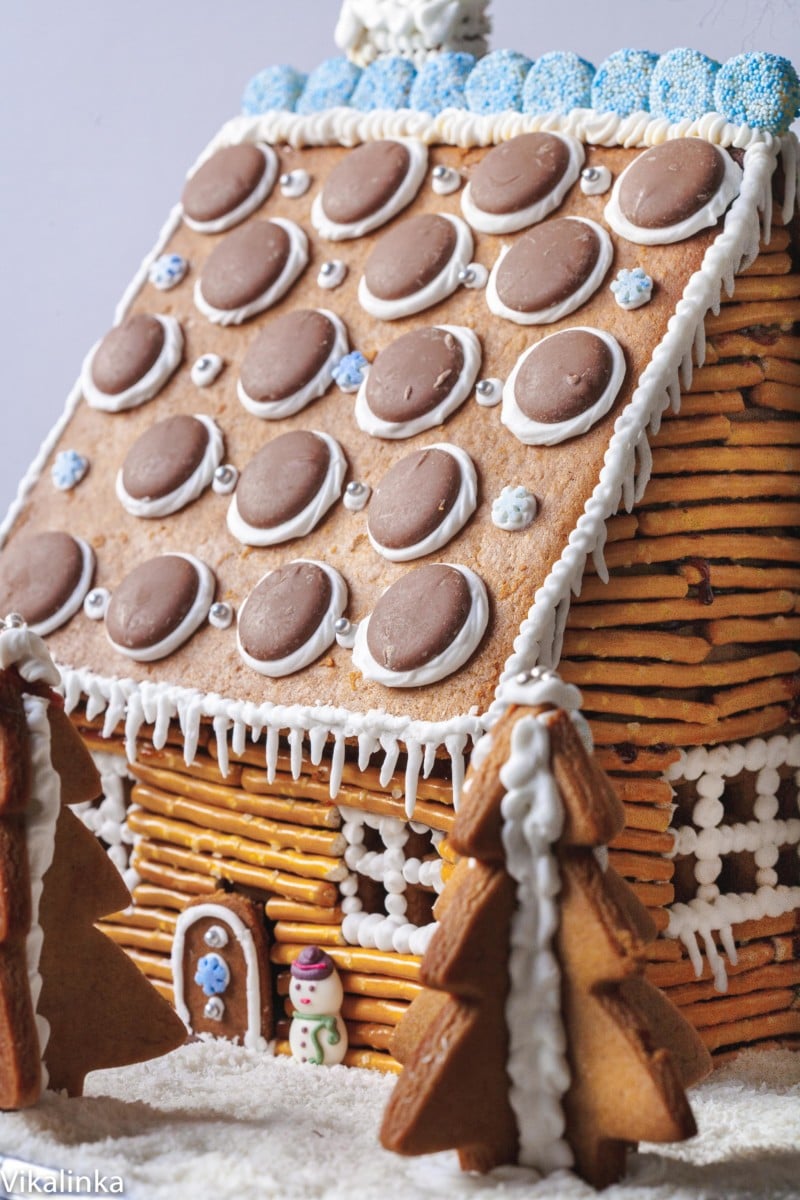 Gingerbread house made to look like a rustic cabin