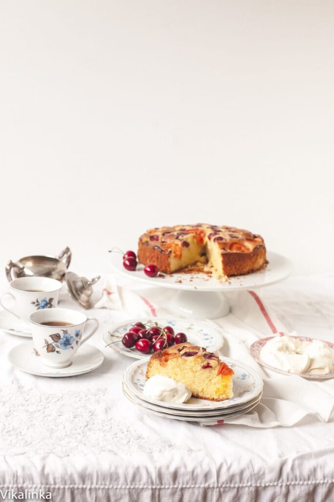 Table setting with the cake and a tea set