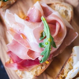 crostini topped with prosciutto