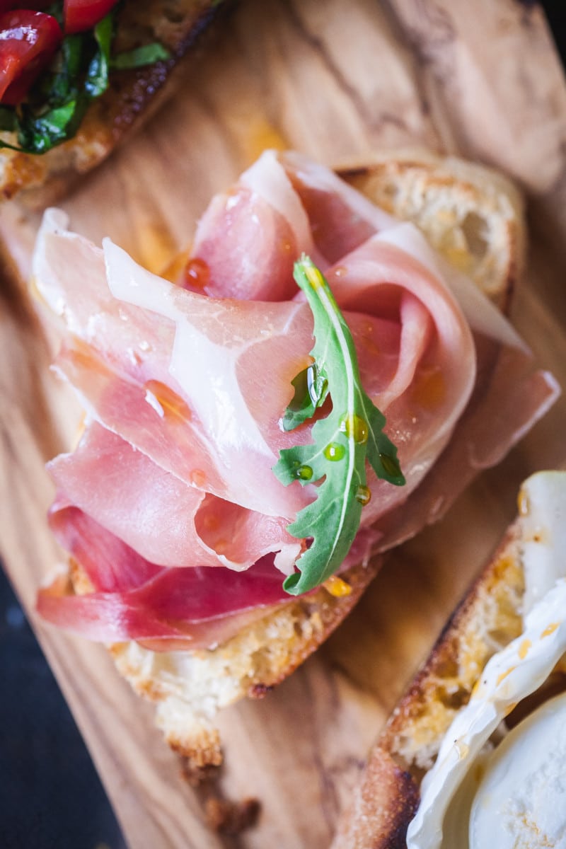 crostini topped with prosciutto