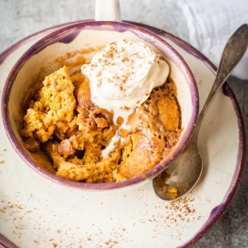 Spiced Pumpkin Mug Cake - Vikalinka