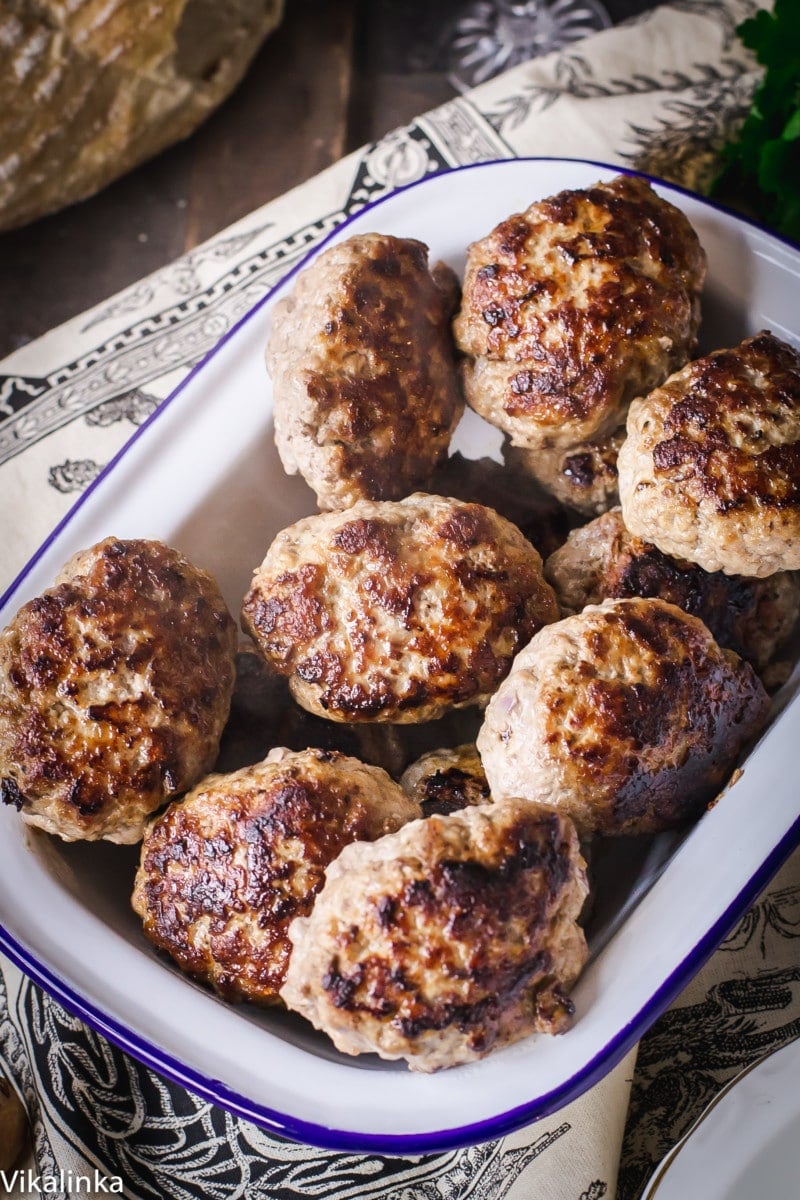 meat patties in white enamel dish