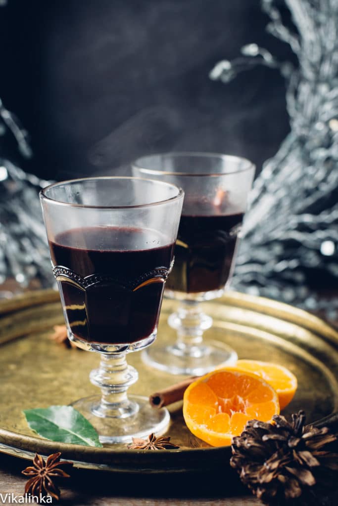 mulled wine in glasses on tray with orange halves