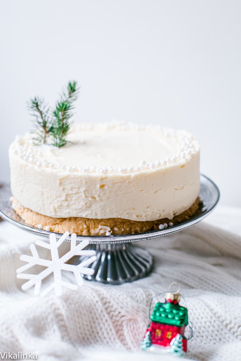 Side view of the cake on a platter with Christmas decorations