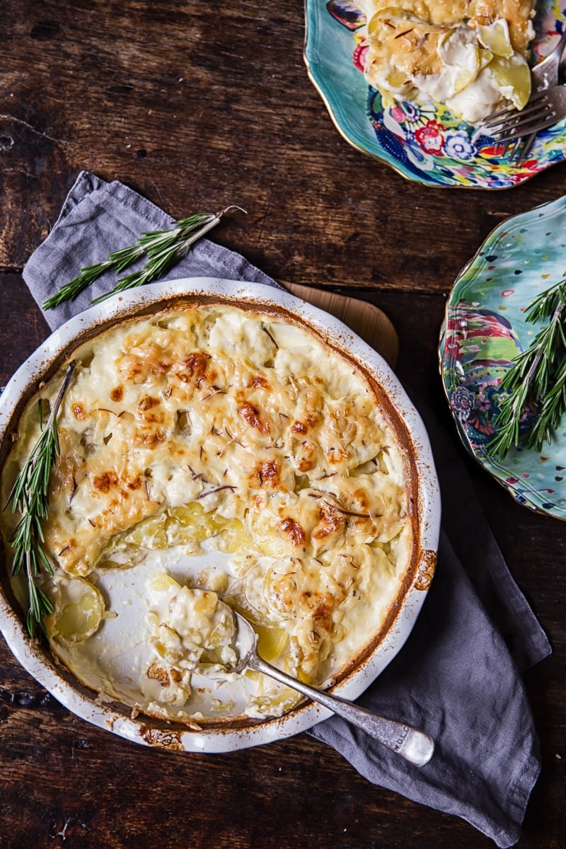 Baking dish with potatoes au gratin from the top down