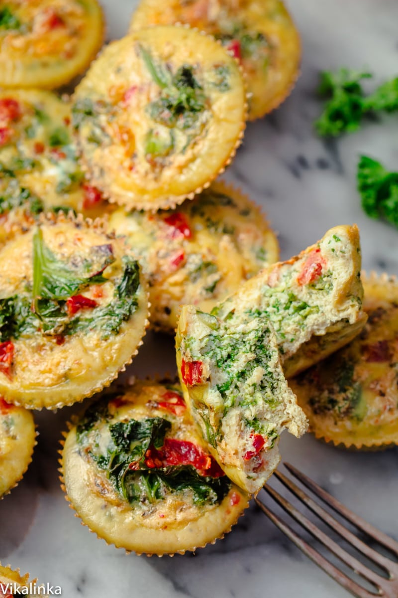 Healthy breakfast that also tastes delicious! These healthy frittatas are packed with flavour and nutrients that will easily keep you full till lunch!