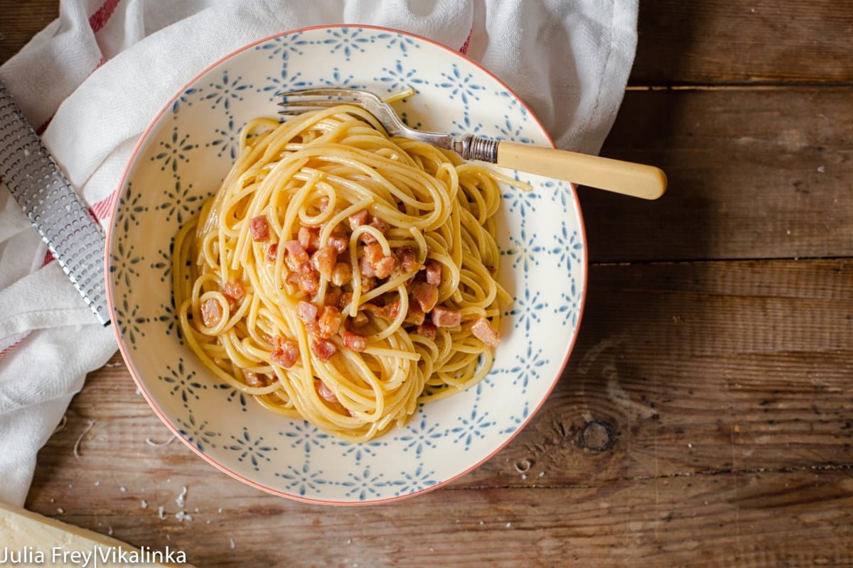Spaghetti Carbonara in a bowl seen from top down