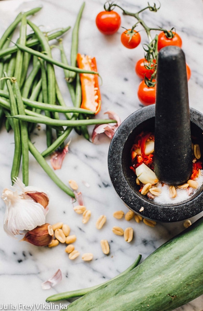 Pestle and mortar grinding flavourings