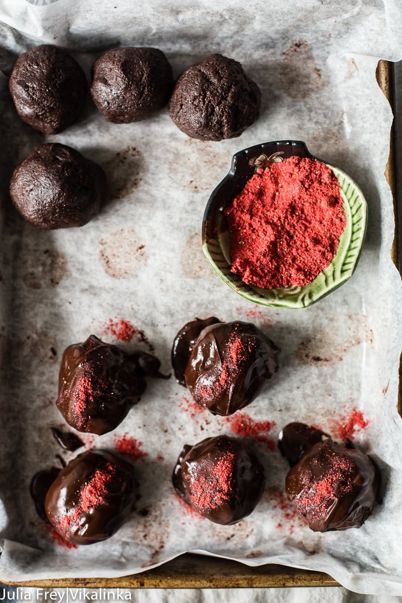 Chocolate Cake Truffles with Strawberry Dust 