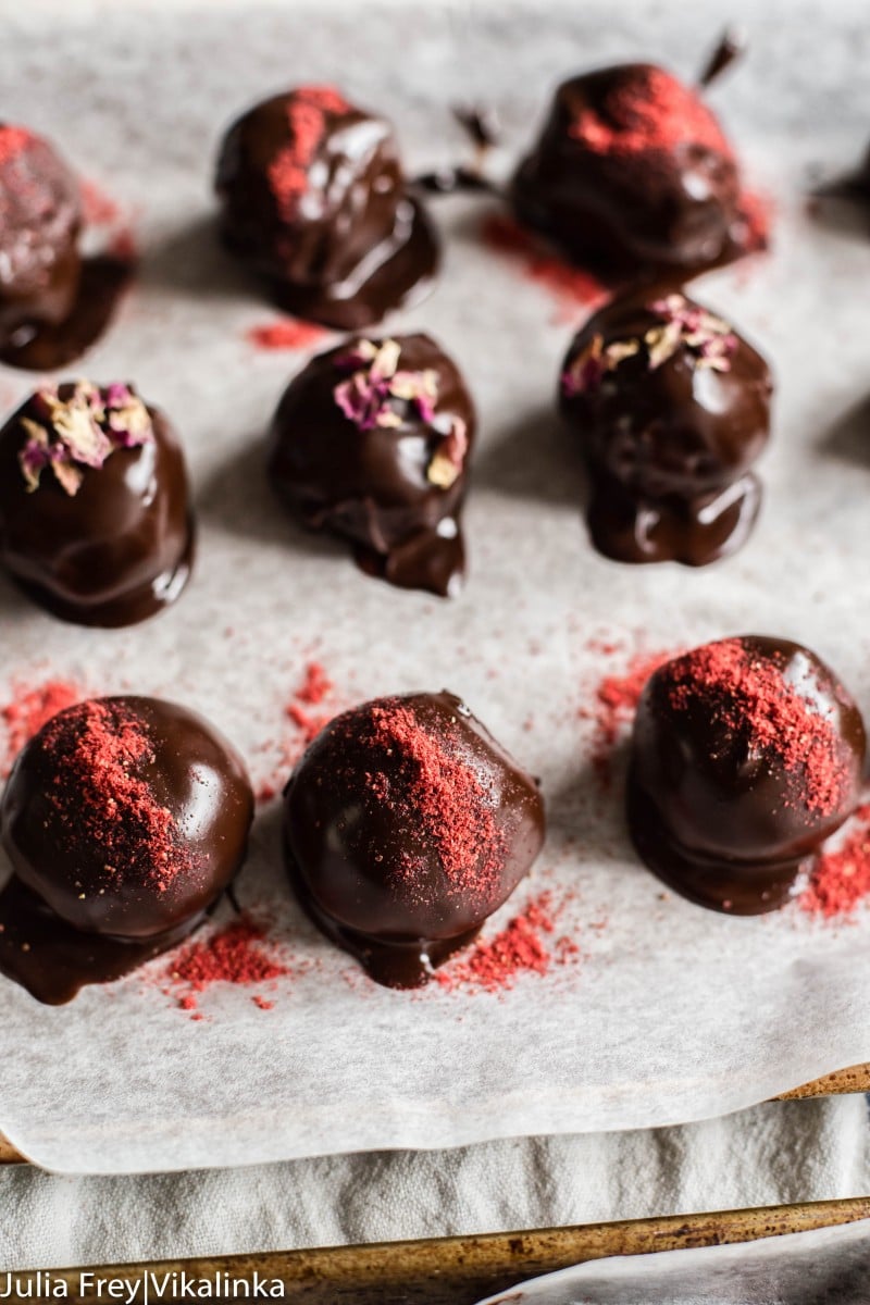 Chocolate Cake Truffles with Strawberry Dust 