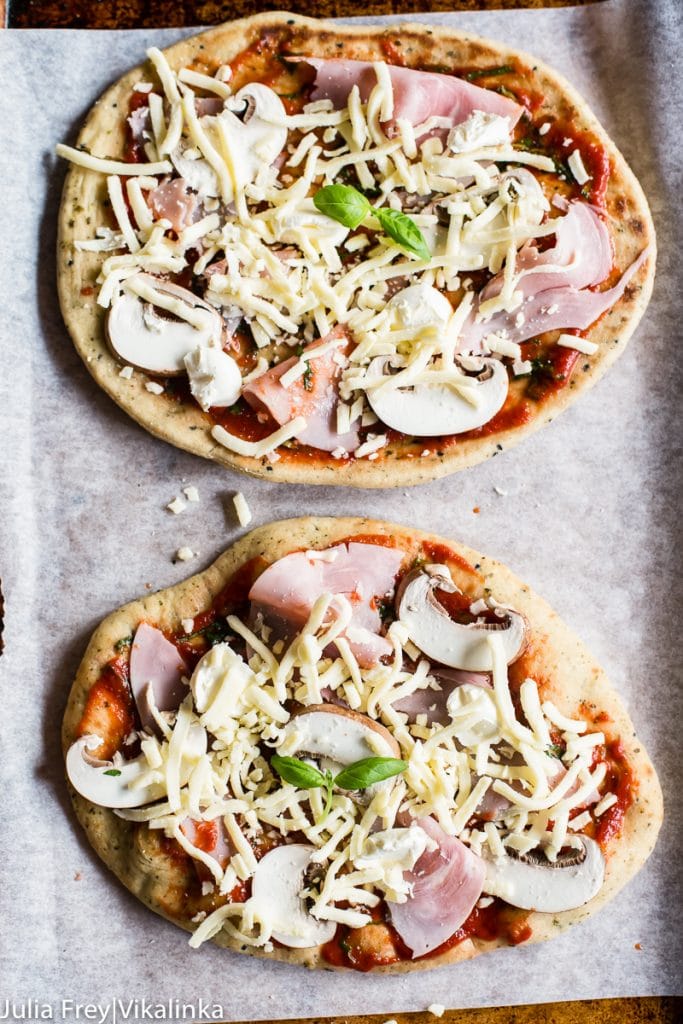 15 Minute Ham and Mushroom Naan Pizza - Vikalinka