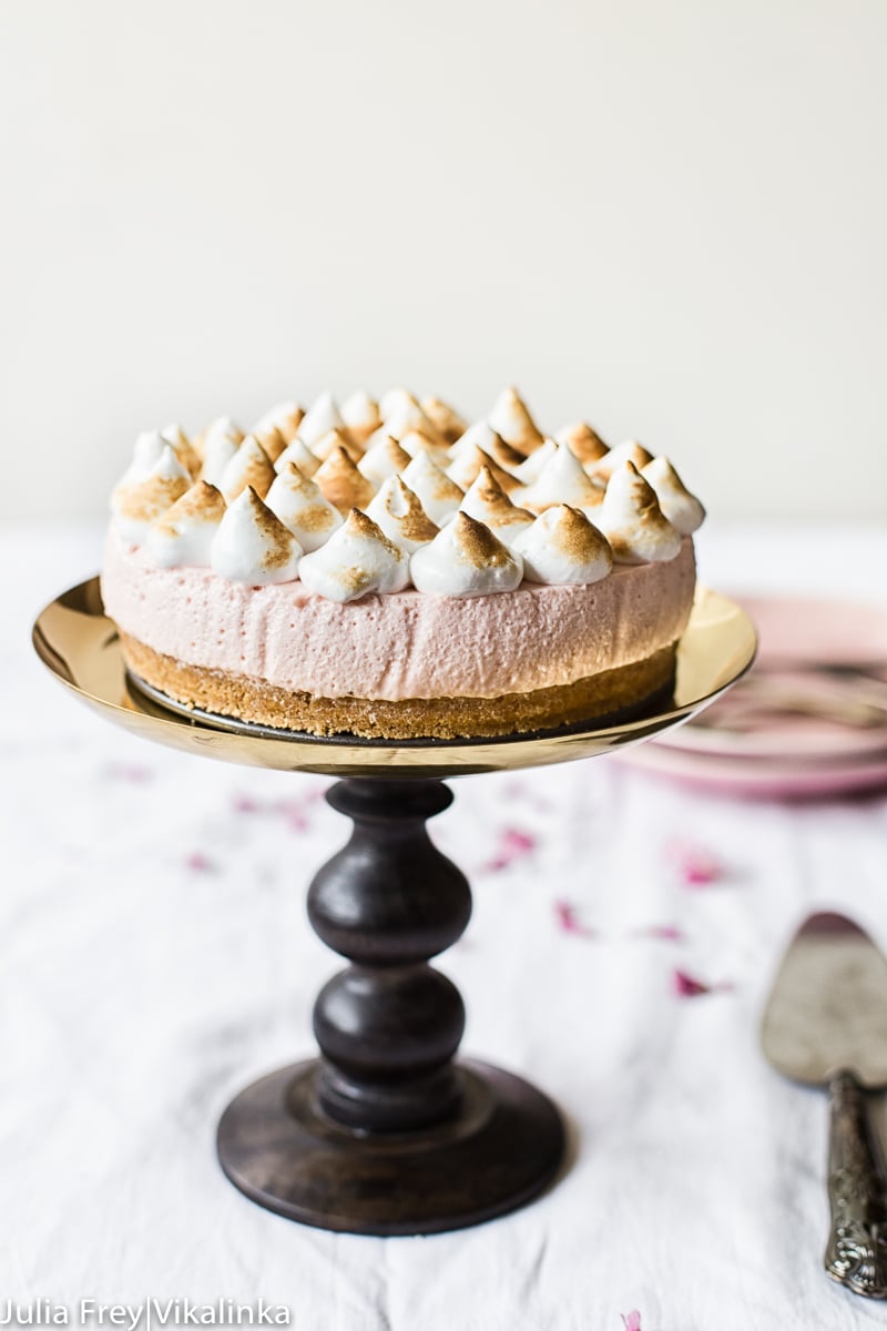 Cheesecake on a stand with cutlery around