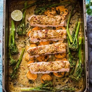 Baking tray with salmon and vegetables