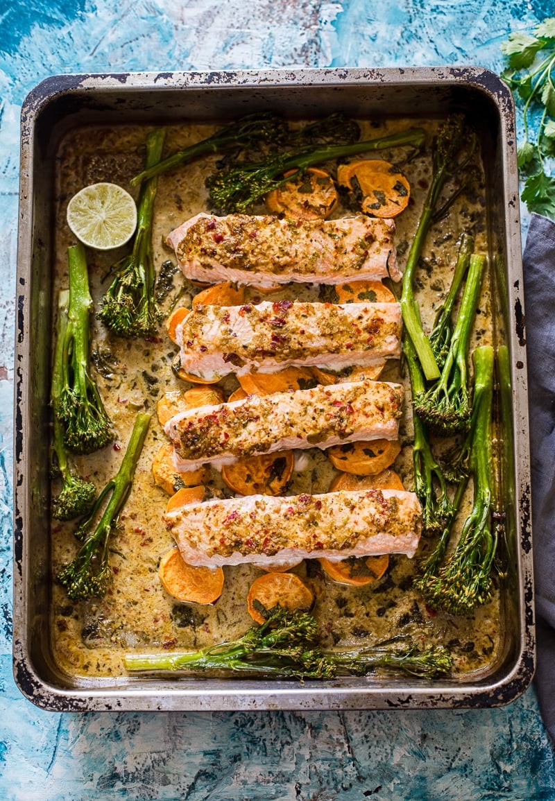 Baking tray with salmon and vegetables