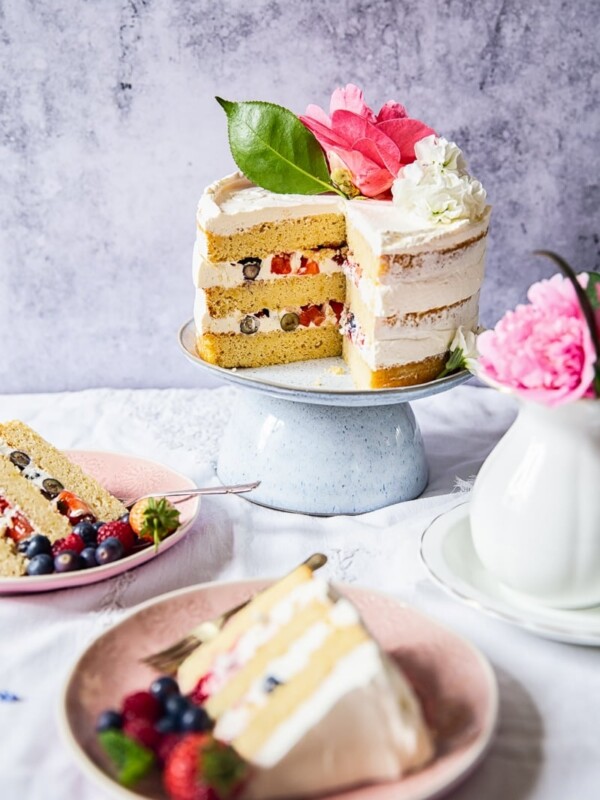 Elderflower, Lemon and Summer Berry Cake (The Royal Wedding Cake) #elderflowerlemoncake