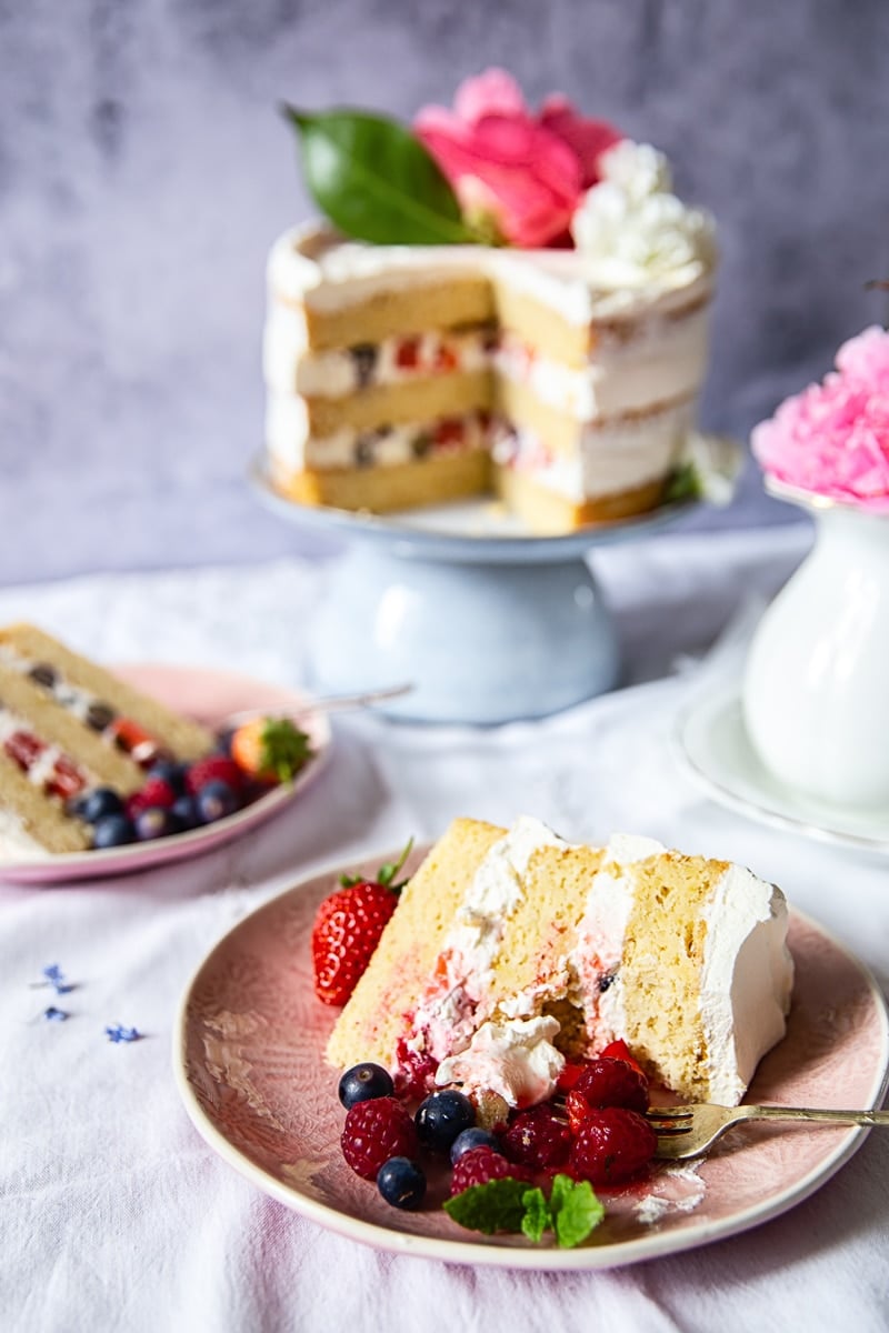 Elderflower, Lemon and Summer Berry Cake (The Royal Wedding Cake) #elderflowerlemoncake
