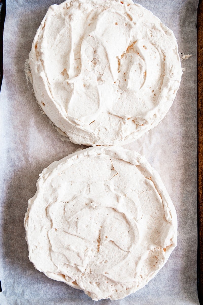 To meringues on parchment paper