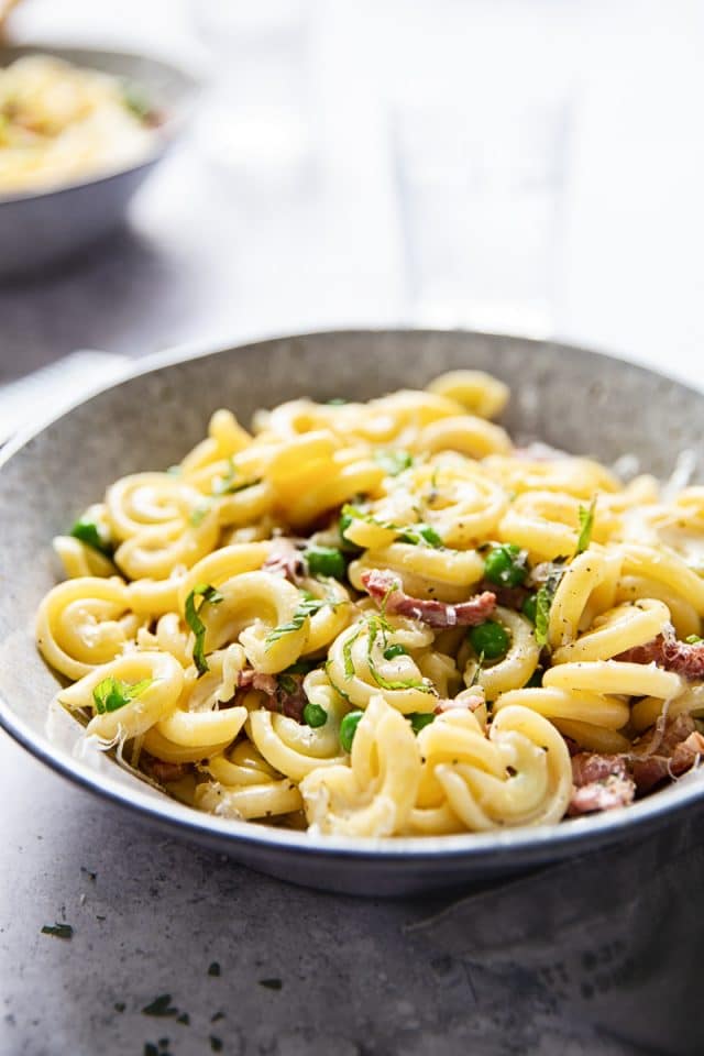Creamy Pasta with Pancetta and Peas (VIDEO) Vikalinka