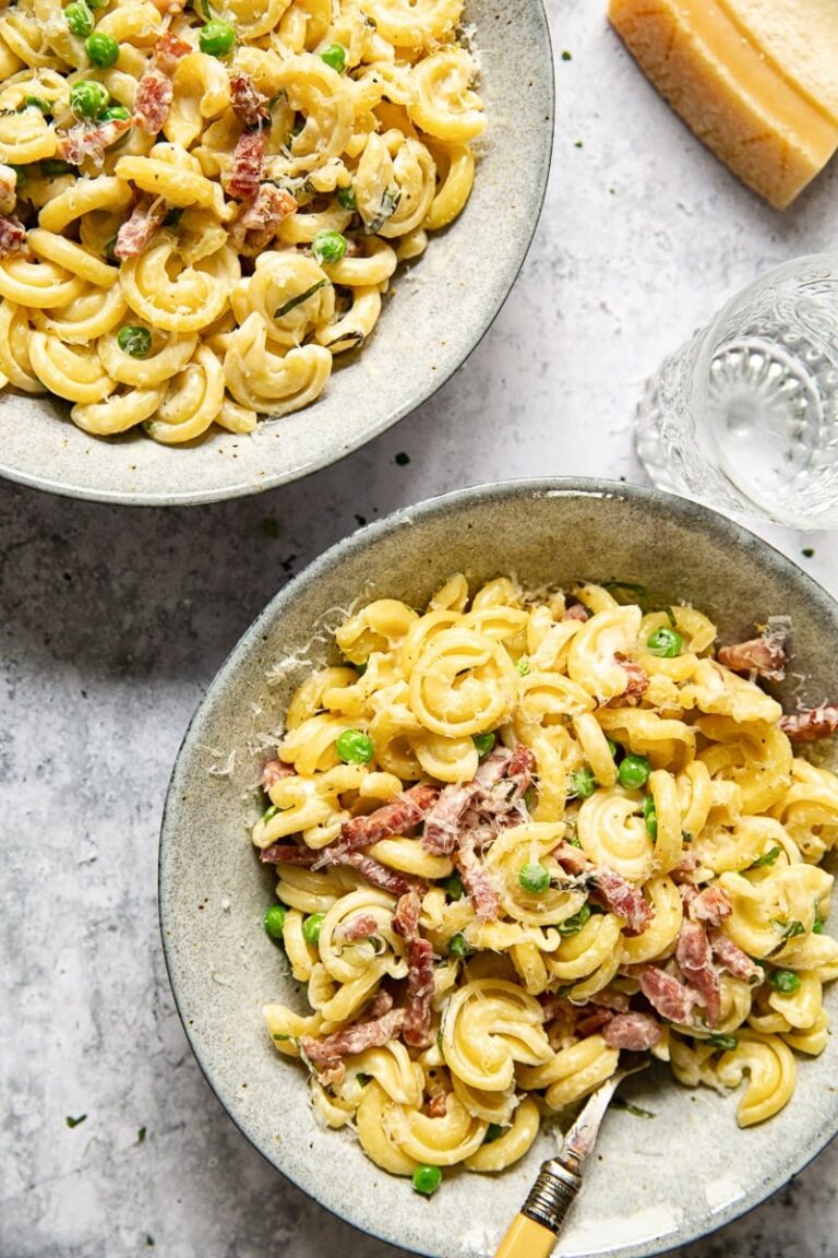 Creamy Pasta with Pancetta and Peas (VIDEO) Vikalinka