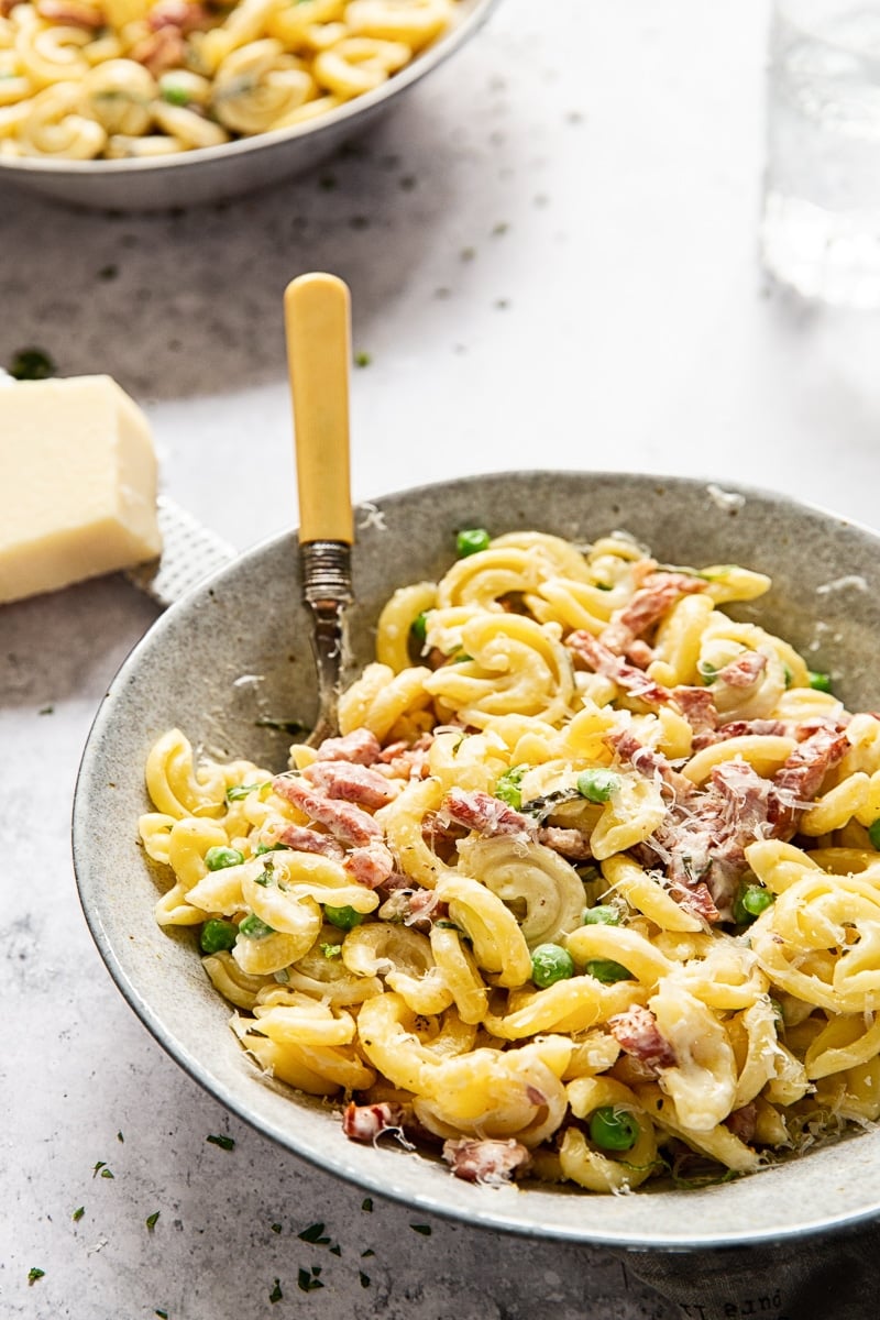 Creamy Pasta with Pancetta and Peas (VIDEO) - Vikalinka