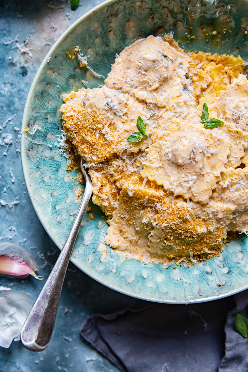 Tortelloni with Creamy Tomato Sauce and Spinach - Vikalinka