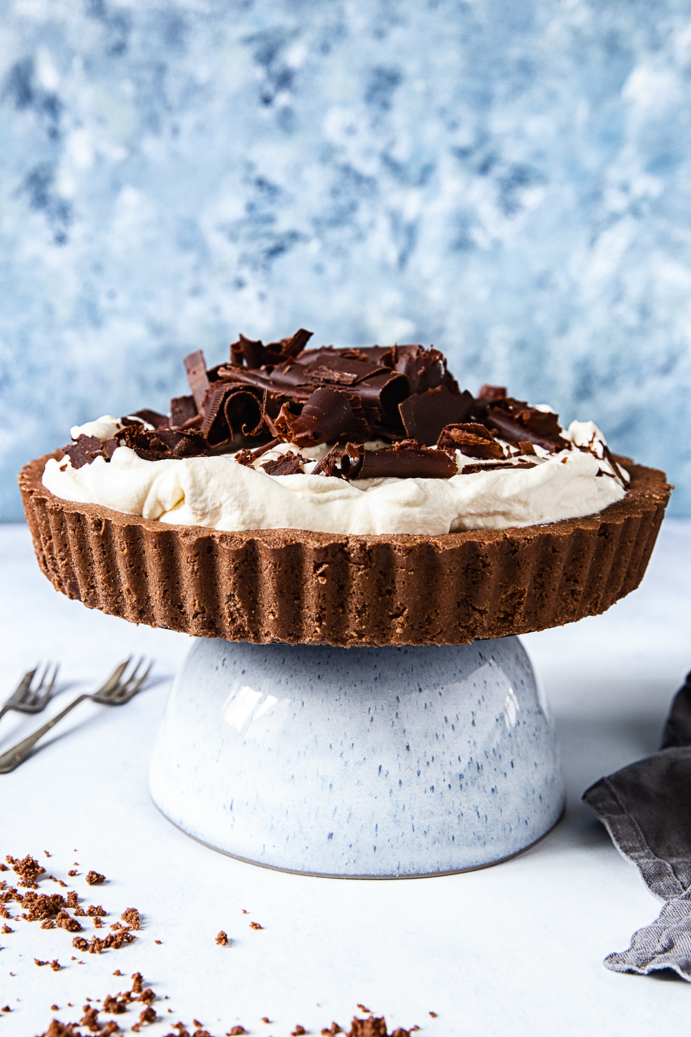 Banoffee Pie on blue cake stand