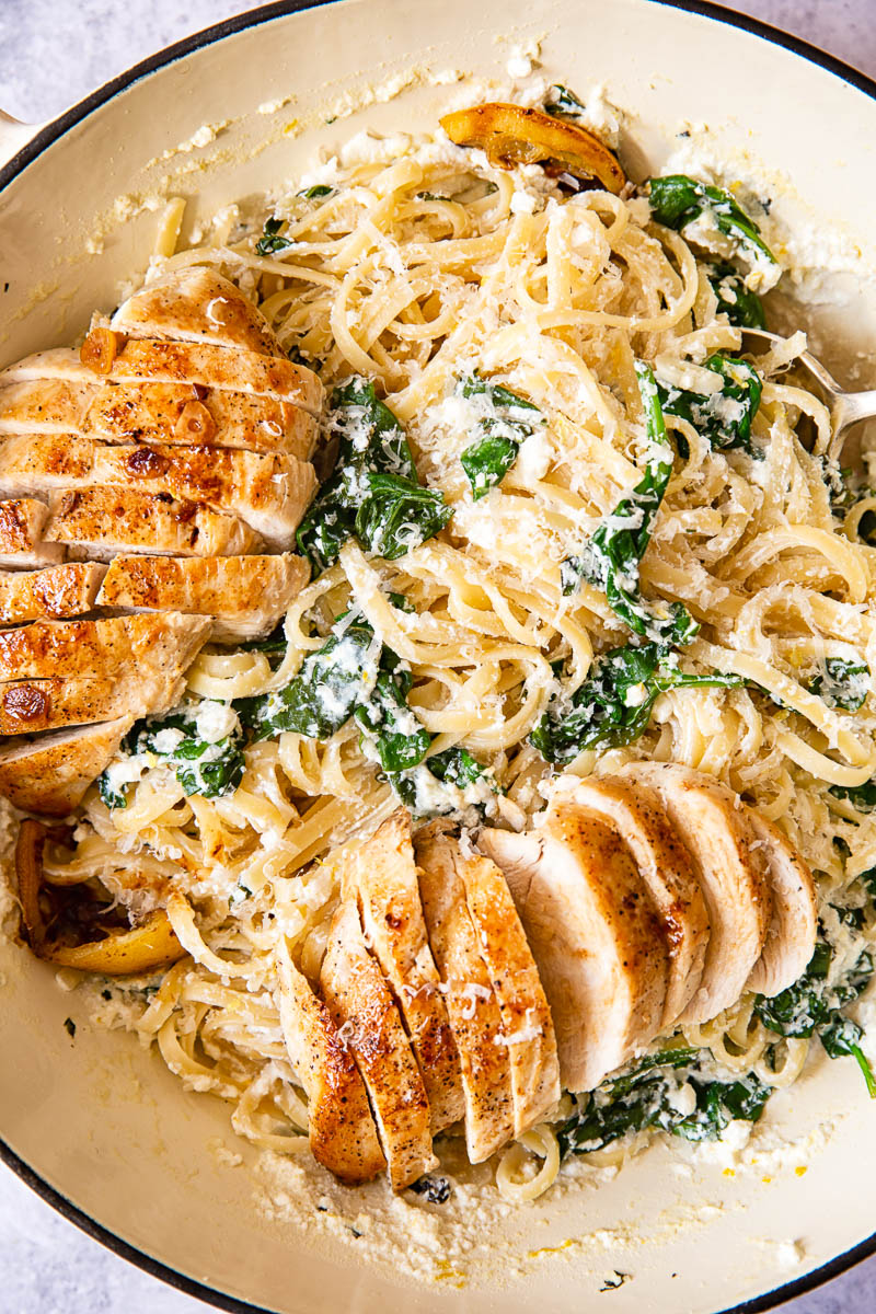 Ricotta pasta met spinazie en citroen gesneden boter kipfilet