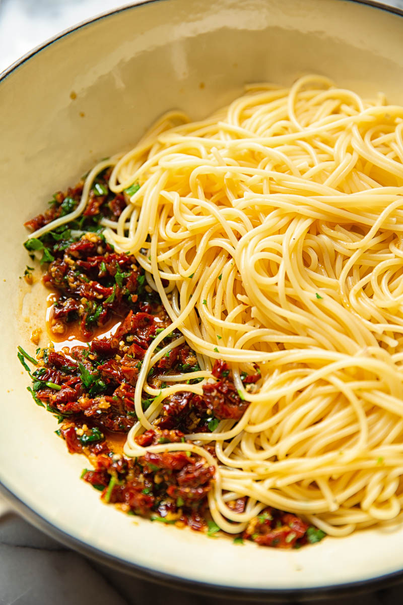 Sun-dried tomato sauce with spaghetti 