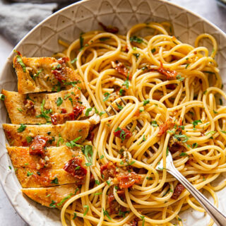 Spaghetti with sun-dried tomatoes and chicken breast