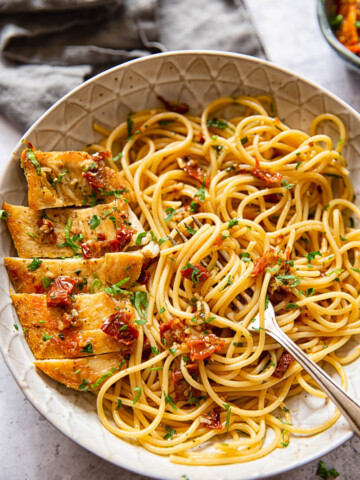 Spaghetti with sun-dried tomatoes and chicken breast