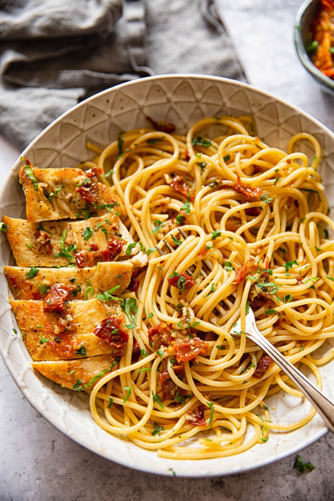 Spaghetti with sun-dried tomatoes and chicken breast
