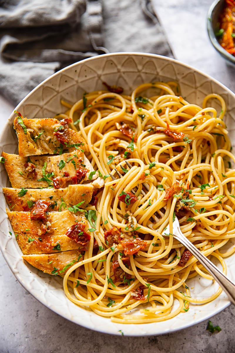 Spaghetti with sun-dried tomatoes and chicken breast 