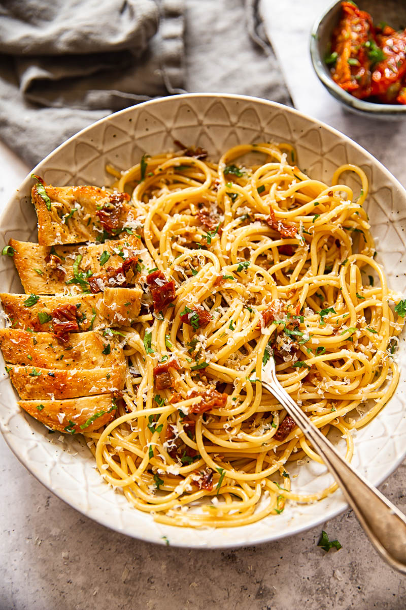 Sun-dried pasta with sliced chicken breast, sprinkled with Parmesan cheese. 