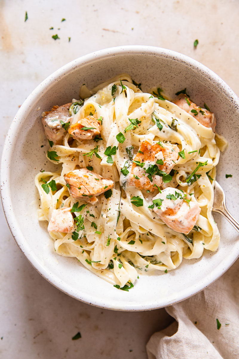 Creamy Salmon Pasta with Mixed Greens (VIDEO) - Vikalinka