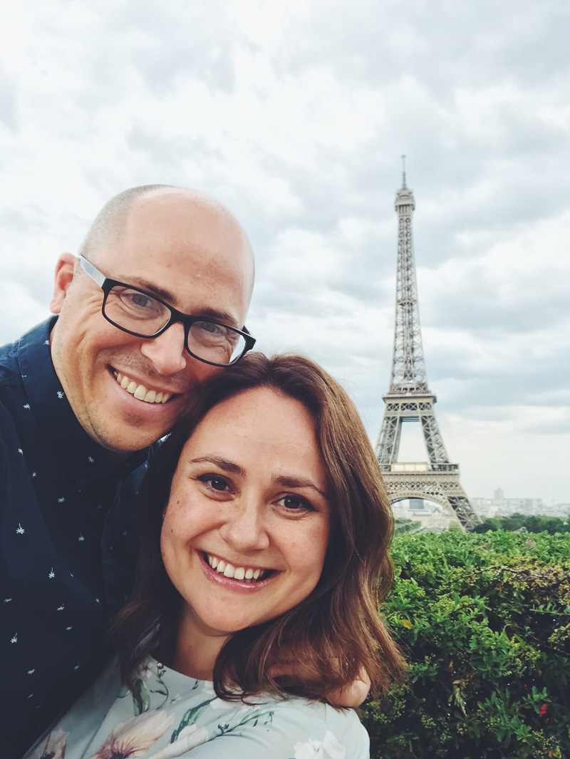 Brad and Julia in front of the Eiffel Tower