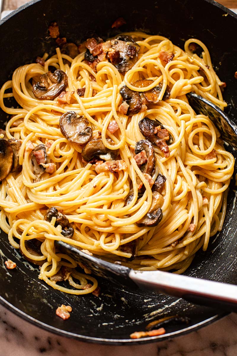 pasta carbonara with mushrooms