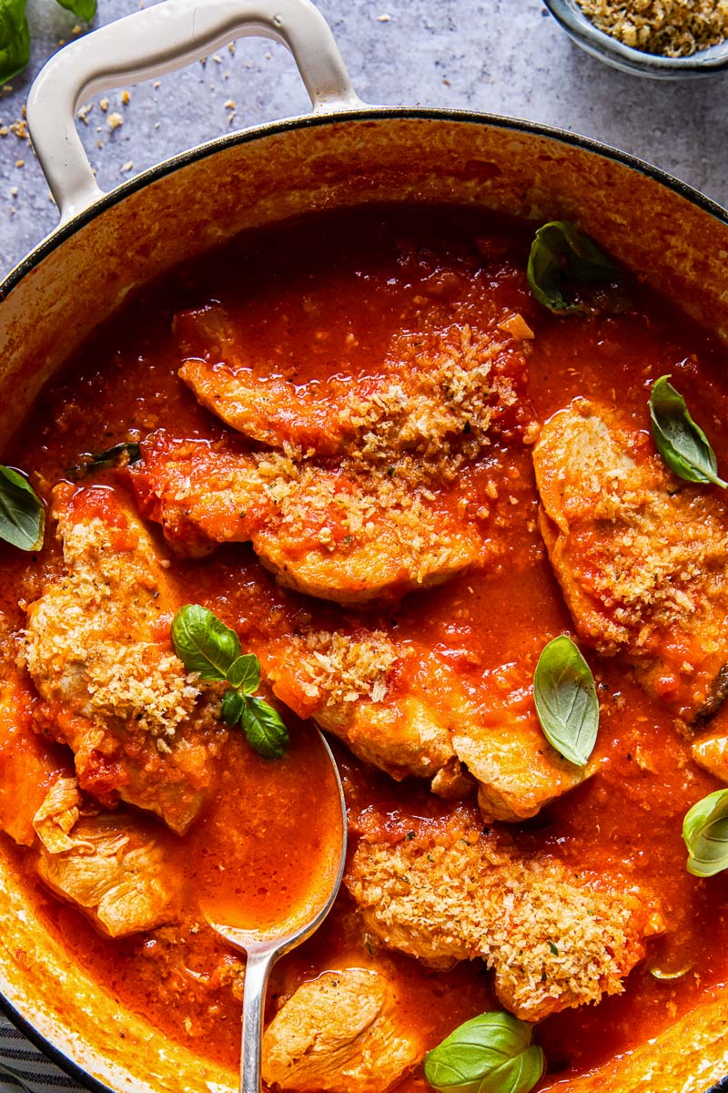 chicken arrabiata in a cream pan close up