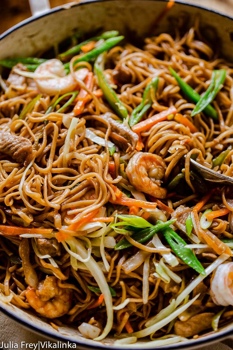 stir fry noodles with green beans, carrots, pork and shrimp