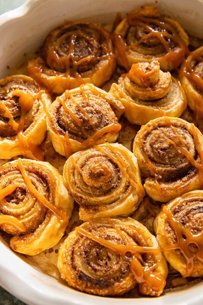 Pie plate with puff pastry cinnamon rolls