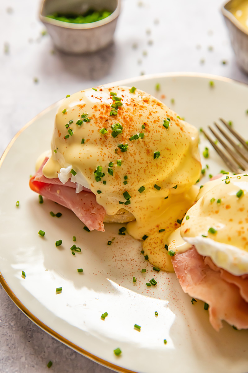 Easy Eggs Benedict Recipe with Poached Eggs