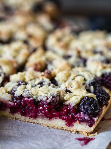 blackberry bar with crumble topping