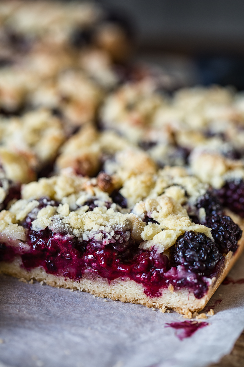 blackberry bar with crumble topping