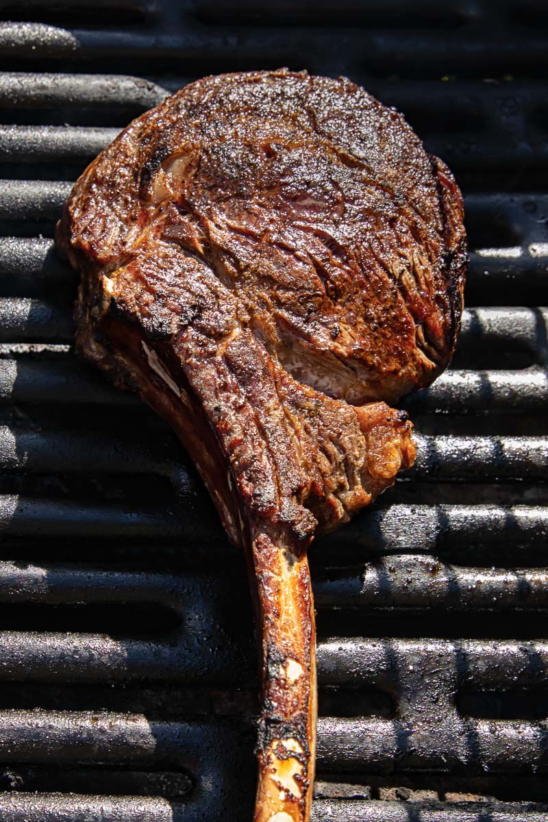 cooked tomahawk steak on the grill