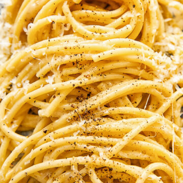 close up of cacio e pepe pasta